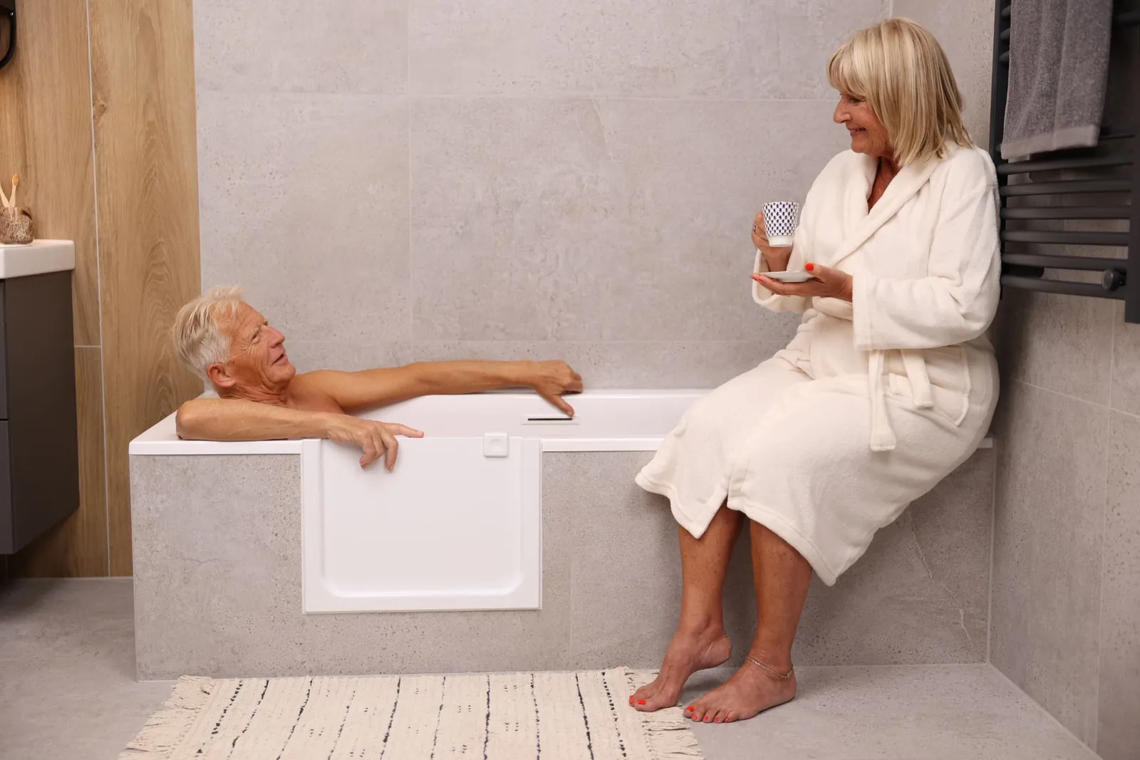 A UDOOR® bathtub door fitted into an existing bath