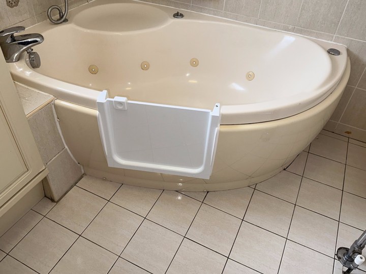 A UDOOR® bathtub door fitted into a customer's curved whirlpool bath