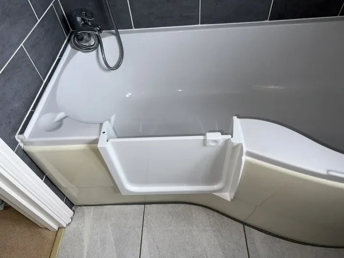 A curved bath with a UDOOR® door fitted