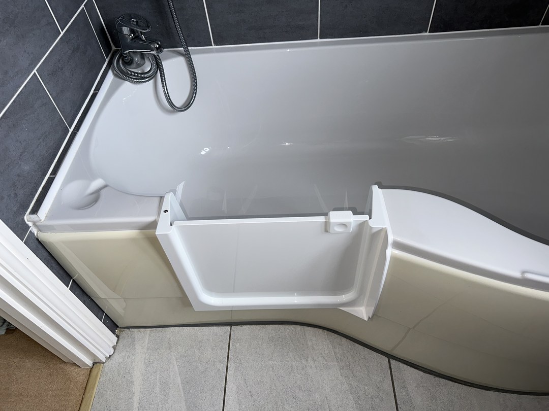 A UDOOR® bathtub door fitted into an existing bath