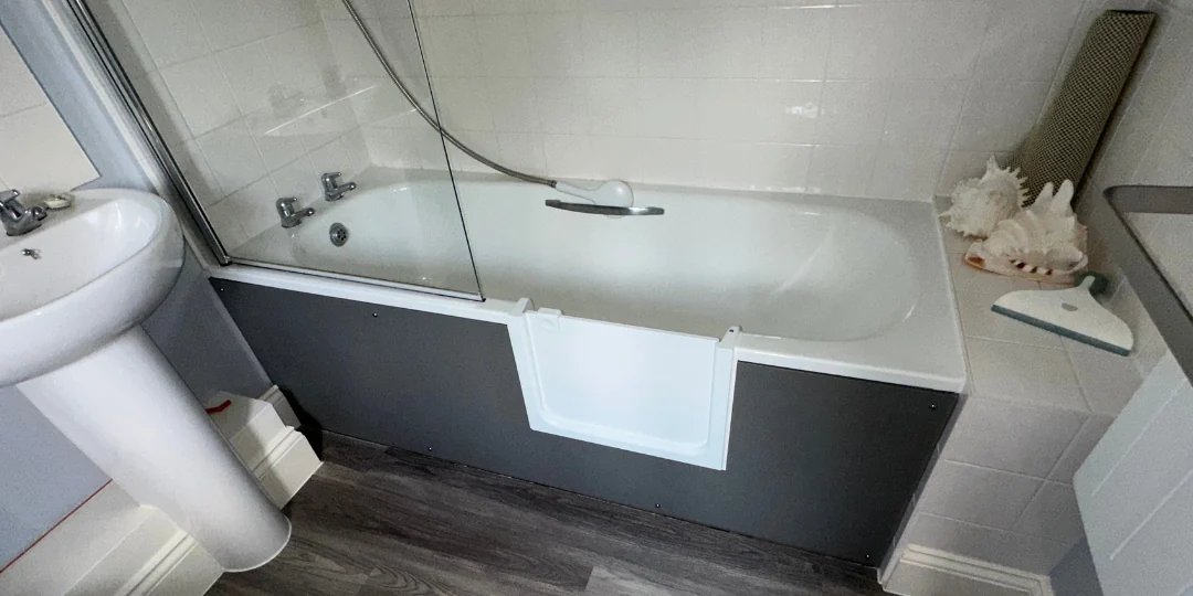 A UDOOR&reg; bathtub door fitted into a customer's existing panelled bath
