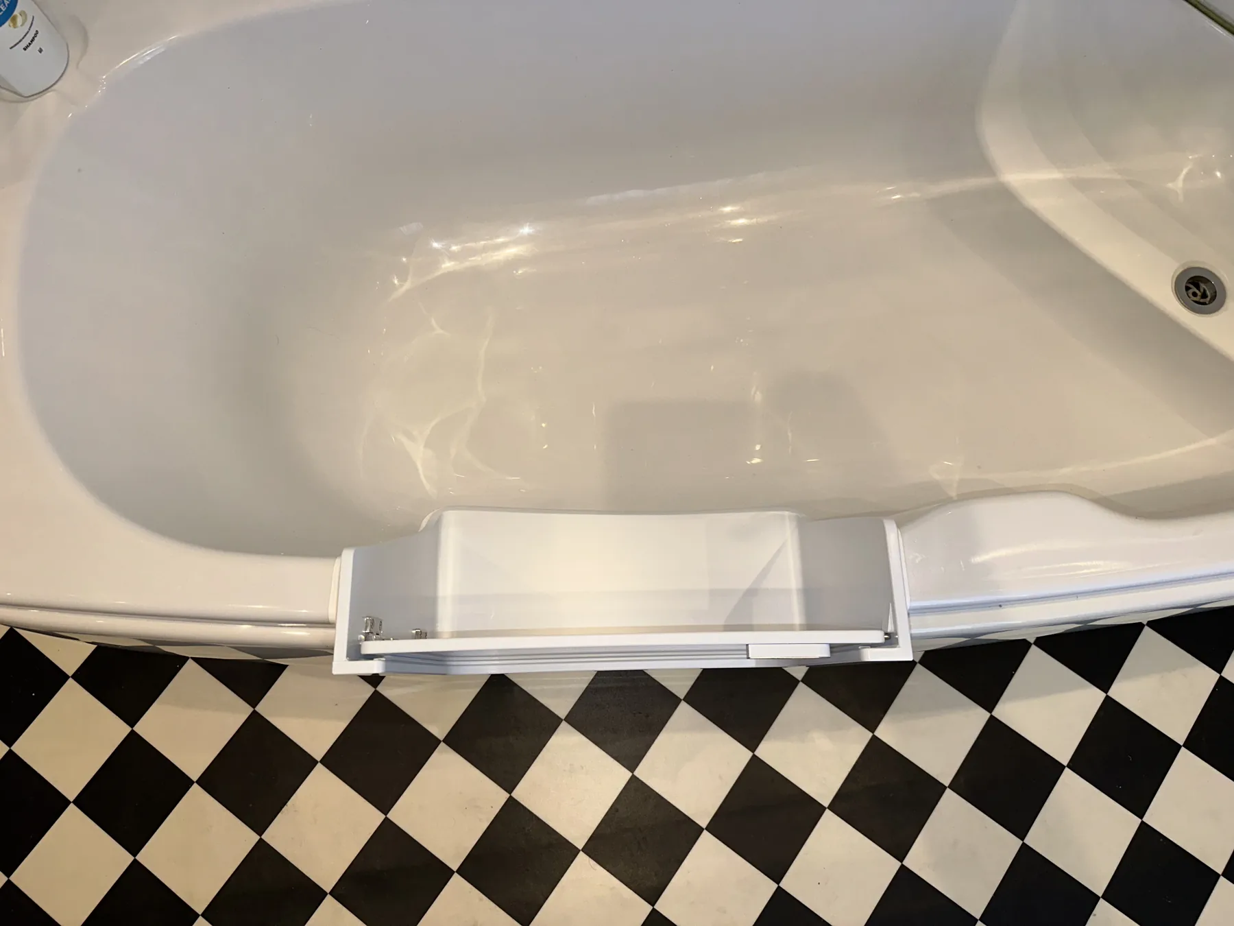 A UDOOR® door fitted into a corner bath