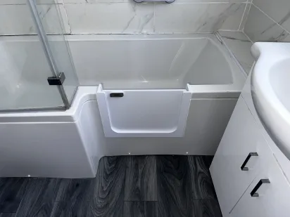 The same bath with the watertight UDOOR® door fitted