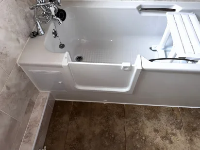 The same bath with the watertight UDOOR® door fitted