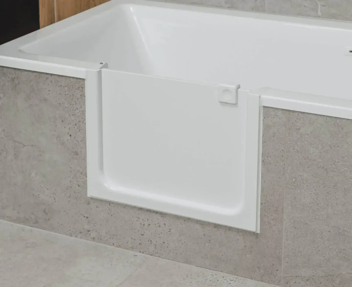 The UDOOR® door fitted into a bath and closed