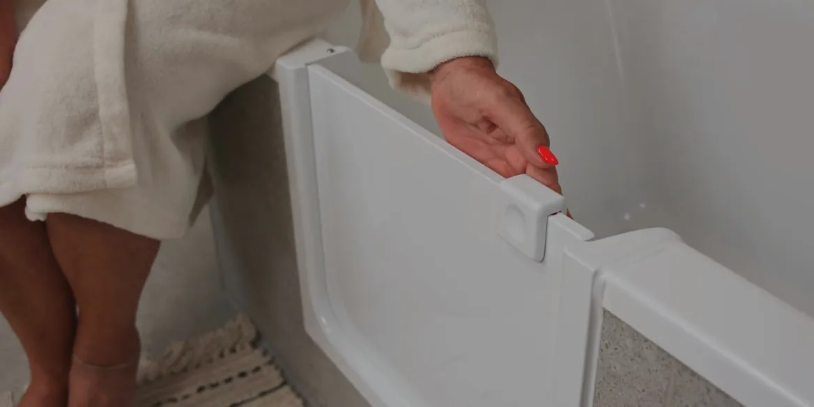 The Easy Lock handle on a fitted UDOOR® door